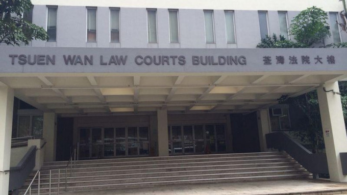 杨若全在荃湾法院庭内大状桌上进行快检。资料图片