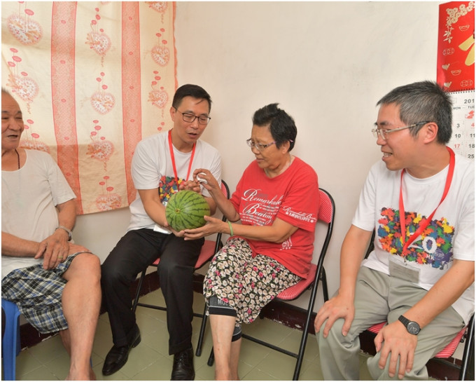 楊潤雄（左二）向雙老家庭送贈時令水果。