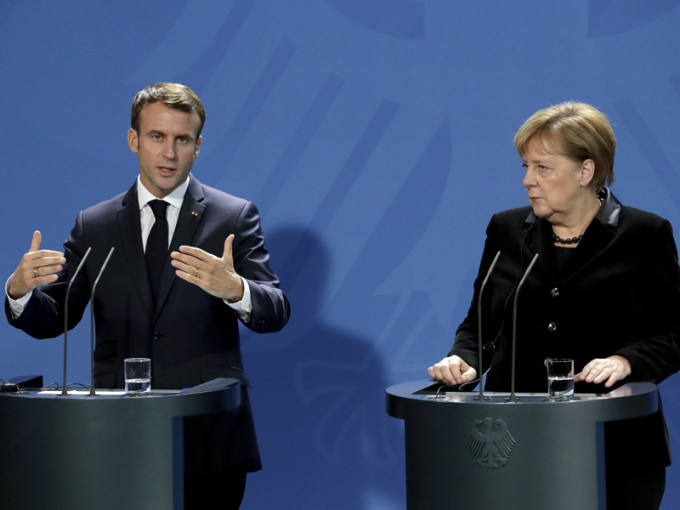 法國總統馬克龍到訪德國，與總理默克爾會面，兩人表示要建立更團結的歐洲。AP