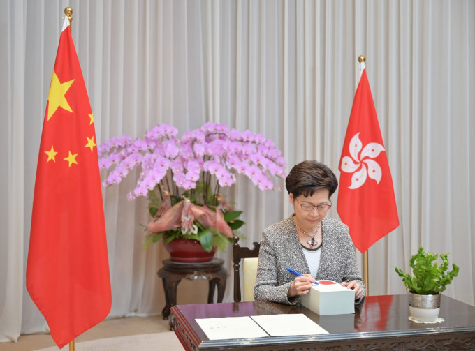 林郑月娥签署修订完善选举制度条例。政府新闻处图片