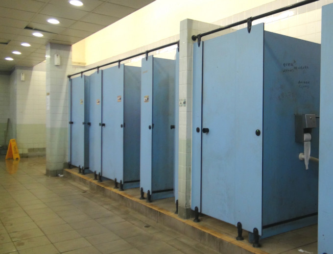 不少公厕日久失修，而且经常都潮湿传臭味。资料图片