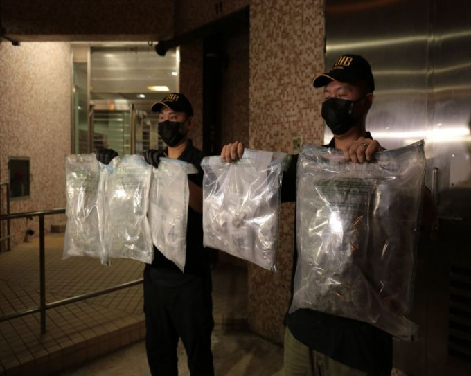 警方於美景樓住所搜查再起出2公斤大麻花及小量可卡因。徐裕民攝