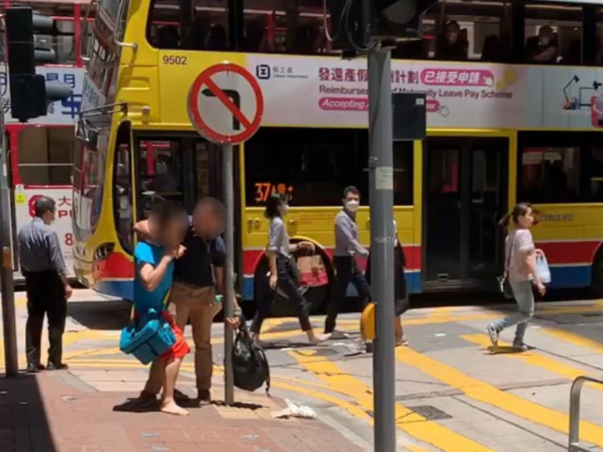 两男由马路一直打上行人路。香港突发事故报料区FB