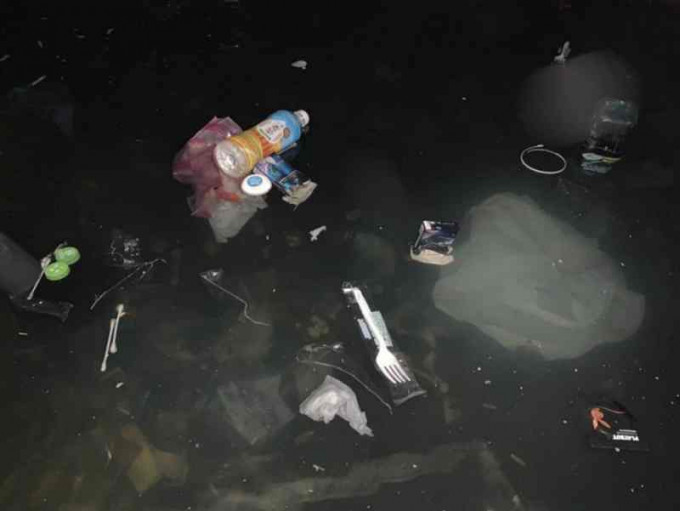 蓄水池水面漂浮著装有尿液胶樽及垃圾。fb