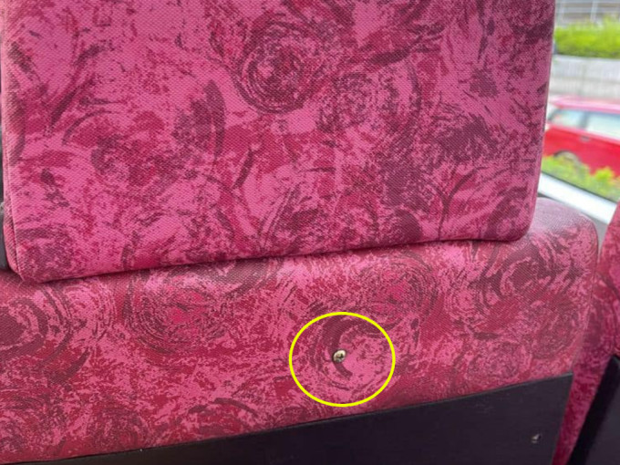 螺絲釘插在頭枕下方數厘米位置。網圖