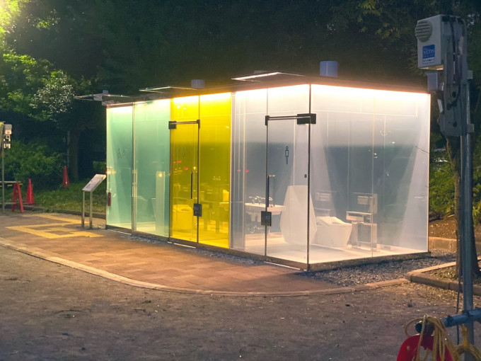 东京涩谷公园设置了一个透明厕所。 yukio Twitter 图片
