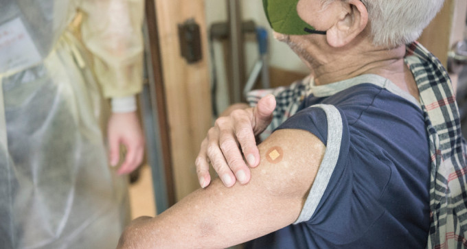 社聯的外展團隊上門為不良於行的長者及殘疾人士接種科興疫苗。（社聯Facebook）