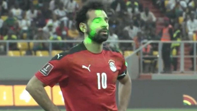 沙拿於世盃外次回合造訪塞內加爾一戰，被主隊球迷狂射激光。網上圖片