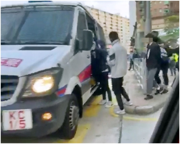 被捕男女后被带上警车。 香港人连侬墙FB图