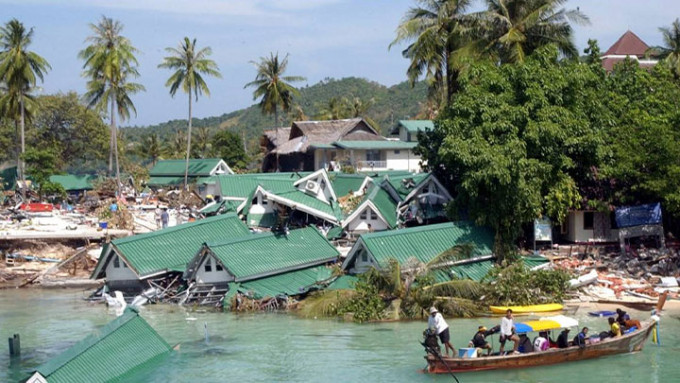 海嘯來襲時，造成的毀滅性是鋪天蓋地。網上圖片