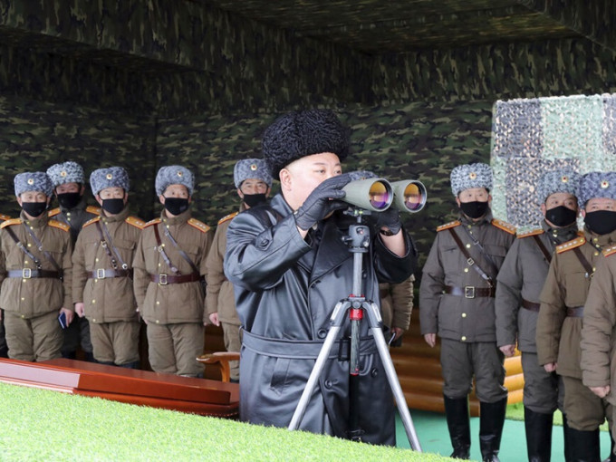 相片摄于2月28日金正恩视察北韩军队军事演习之时，当时北韩官方依然宣称北韩零新冠确诊个案。AP资料图片