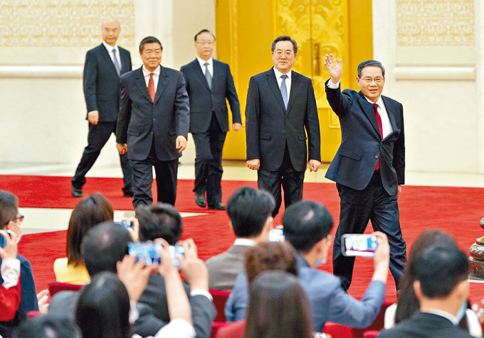 李强（右1）率领4位国务院副总理丁薛祥、何立峰、张国清、刘国中进场。
