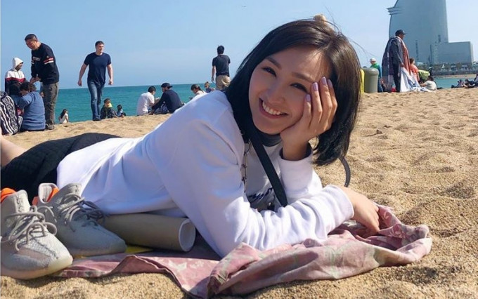 昨日高Ling在IG上载一张躺在当地沙滩上的照片，让大家猜她在干甚么。　高海宁IG图片