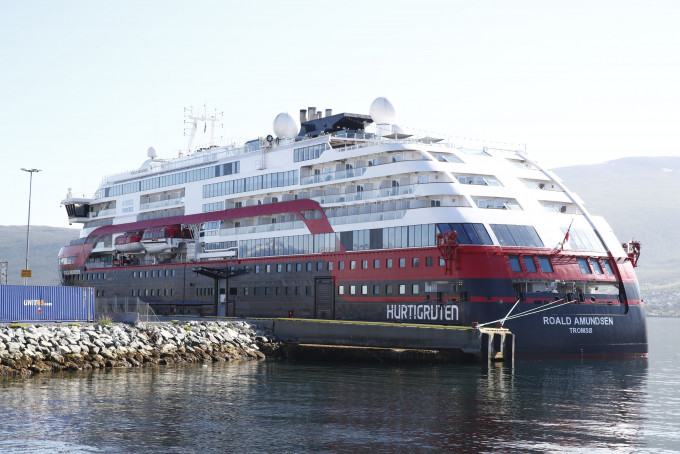 挪威「阿蒙森號」郵輪有40名乘客船員確診新冠肺炎。 AP