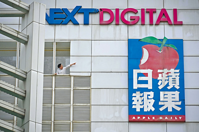 员工与大楼苹果巨型标志拍照留影。