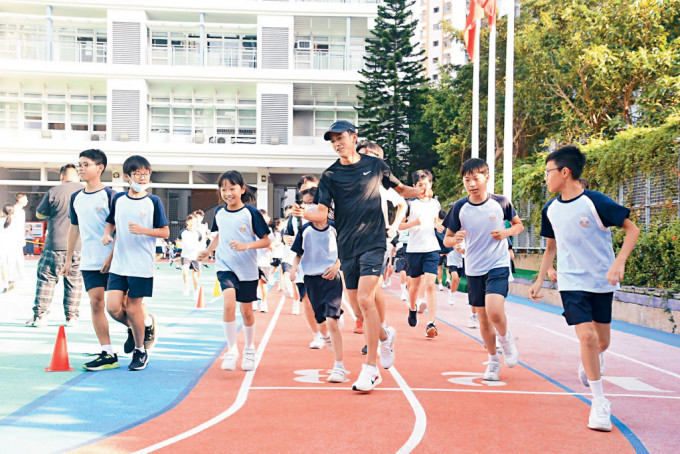 大迫杰亲身带领王锦辉同学慢跑热身、拉筋，每一环节都十分投入。