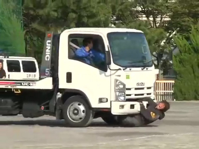 學校還原車禍現場，特技演員慘被真的撞死。（網圖）