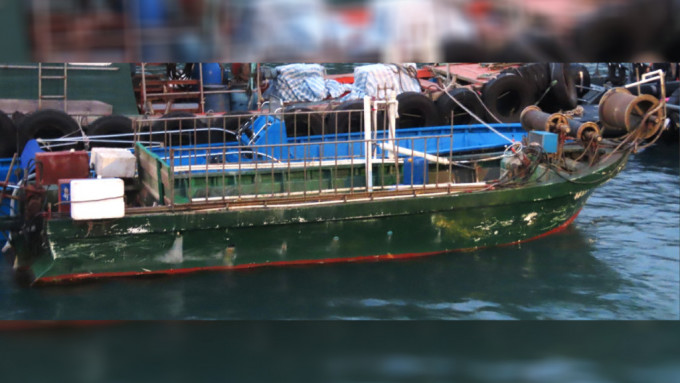 水警上白泥截非法內地漁船 3男遭漁護署檢控