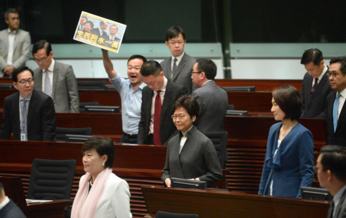 陈志全在林郑月娥出场时叫口号。