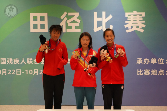 任国芬（右）早前在女子T36级100米决赛勇夺铜牌。香港残疾人奥委会暨伤残人士体育协会fb图片