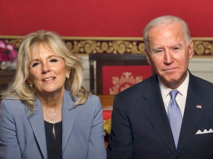 美国总统拜登夫妇发表新春贺词。影片截图