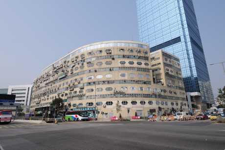 九龍灣信和工商中心地廠連4貨車位以意向價5.5億放售。