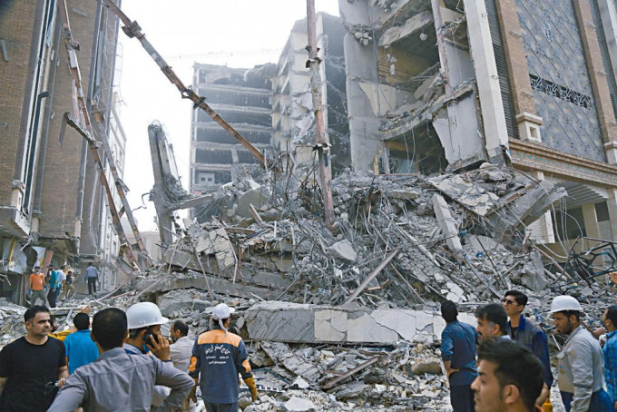 伊朗西南部阿巴丹市一楝住商大楼倒塌现场。
