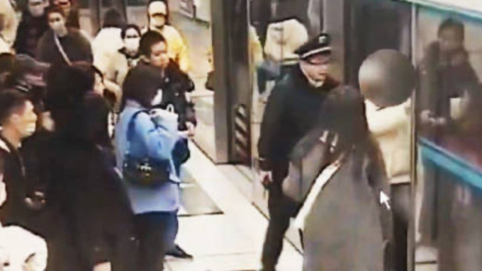 妨碍列车运行的乘客事后遭行政拘留。央视