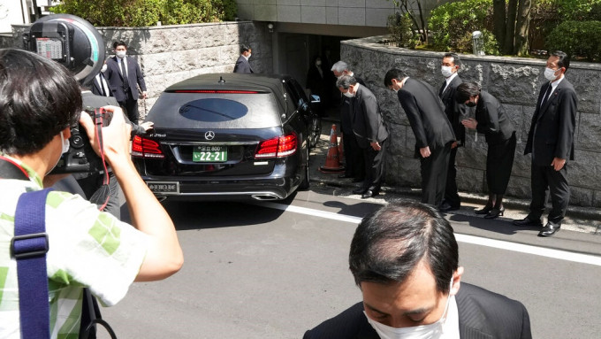 運送安倍晉三遺體的靈車抵達其位於東京的寓所。AP圖片