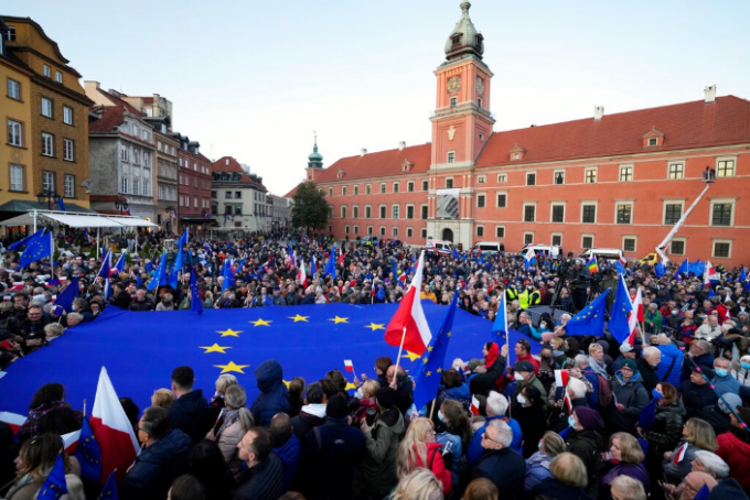 波兰多地民众上街示威，抗议政府对欧盟的态度。AP图片