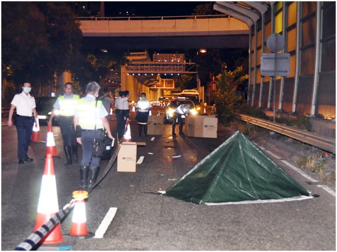事发后，警方以帐篷遮盖死者遗体。资料图片