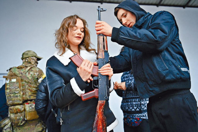 在乌克兰西部城市利沃夫，一名女子参加平民自衞课程，学习使用AK-47步枪。
