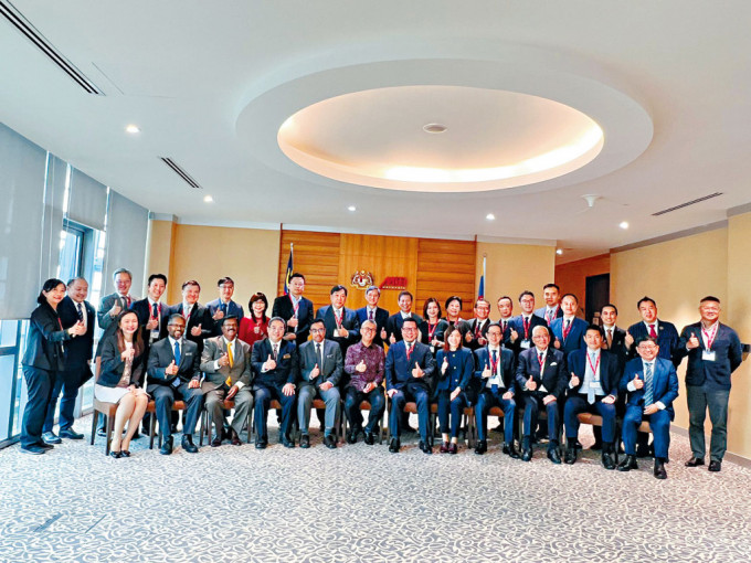中华厂商联合会大马交流团，与该国国际贸易及工业部部长东姑赛夫鲁（前排右四）合照。
