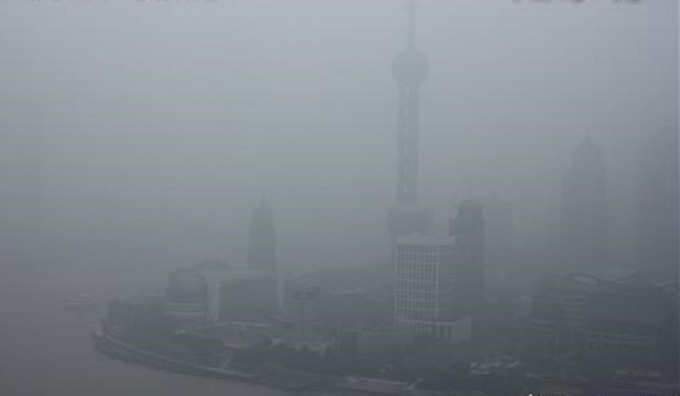 上海陸家嘴一片灰霾籠罩。網上圖片