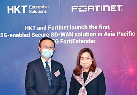 Fortinet 香港、澳門和蒙古區域總監馮玉明（右）與香港電訊商業客戶業務方案及市務主管吳家隆，亞太區首個配合5G FortiExtender的5G Secure SD-WAN應用方案。