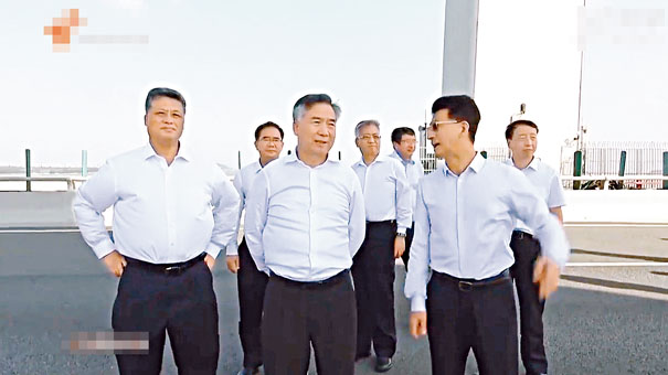■廣東省委書記李希（中）、省長馬興瑞（左一）視察虎門大橋。