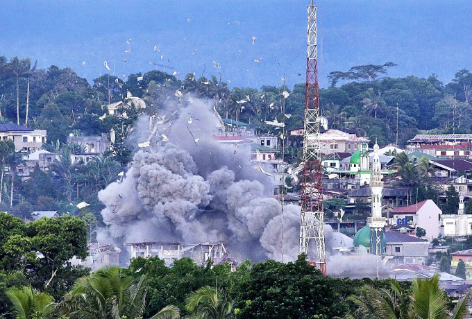 菲律宾政府军在南部棉兰老岛和效忠极端组织「伊斯兰国」的武装人员激战。AP