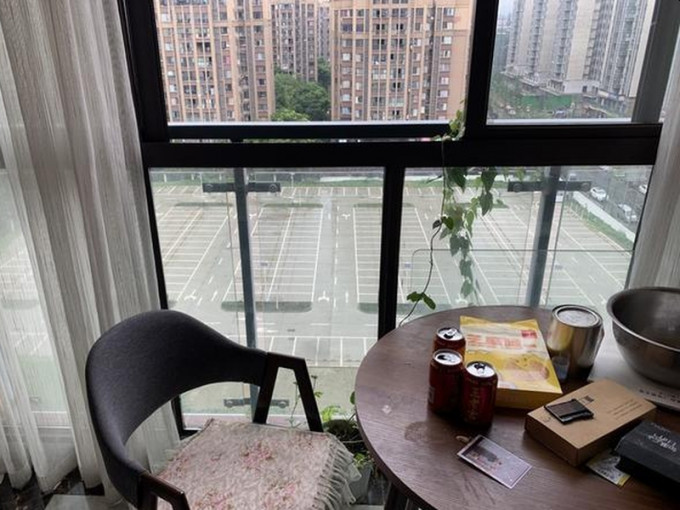 四川14歲女孩從自家11樓的客廳窗戶，踩上凳子背朝外坐在窗沿上，仰頭就倒下去。(網圖)