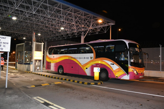 82名港人落机后，乘专车直接前往骏洋邨检疫观察14天。