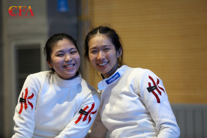 女重个人赛铜牌得主江旻憓(右)夥拍师妹何迪琳(左)、连翊希出战女子团体赛，最后以第七名完成。中国击剑协会图片