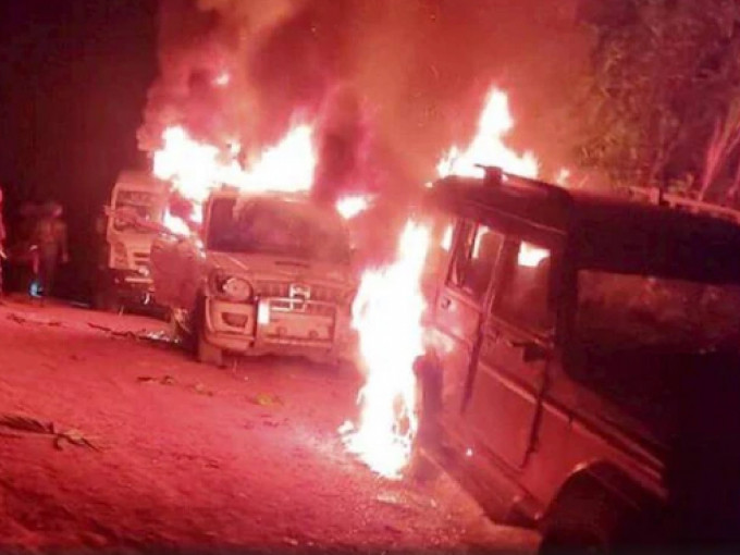 死者家屬燒毀安全部隊的汽車洩憤。 （網上圖片）