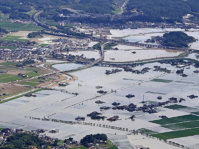 日本九洲多個地區連日來暴雨連連。AP圖片