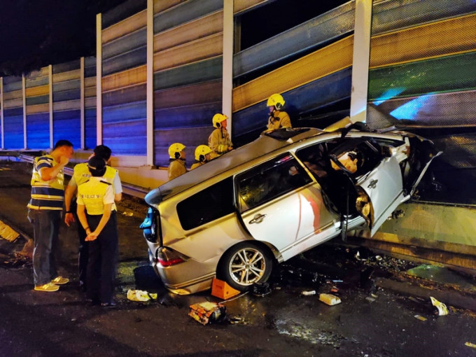 私家車車頭嚴重損毀，安全氣袋彈出。蔡楚輝攝