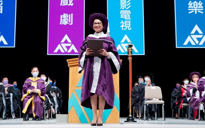 車淑梅獲香港演藝學院頒發榮譽院士。