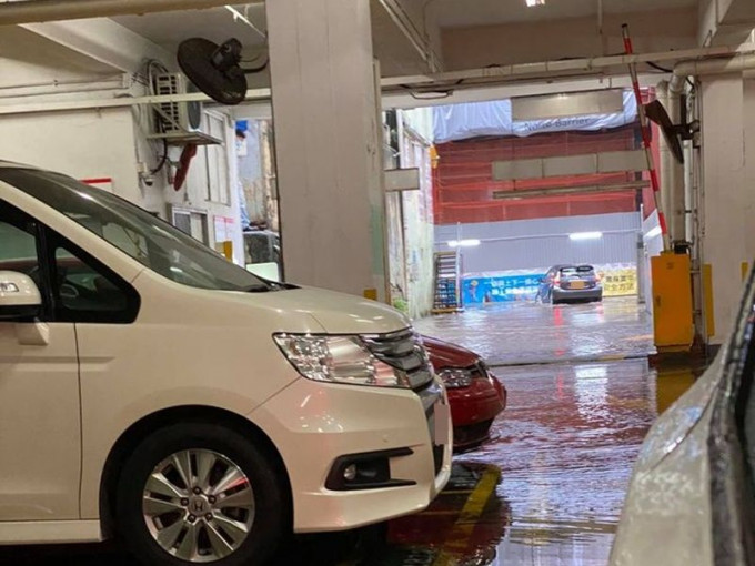 有車主表示每逢打風大雨車場都會出現水浸。網民：Keni Ng‎樂活鰂魚涌