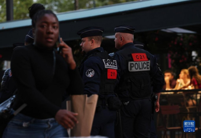 法国警察在巴黎香榭丽舍大道上巡逻。新华社