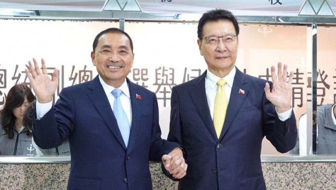 赵少康(左)和侯友宜一起往登记参选。