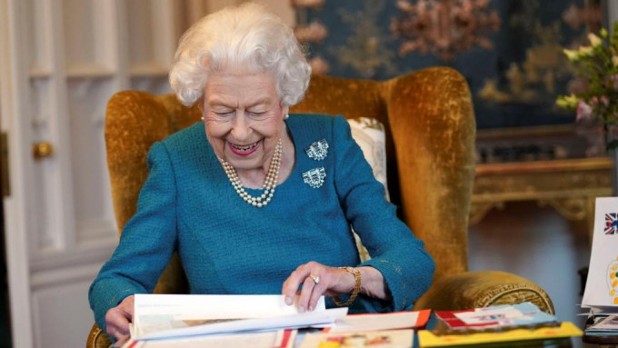 英女皇成為英國在位最長久的君主。AP