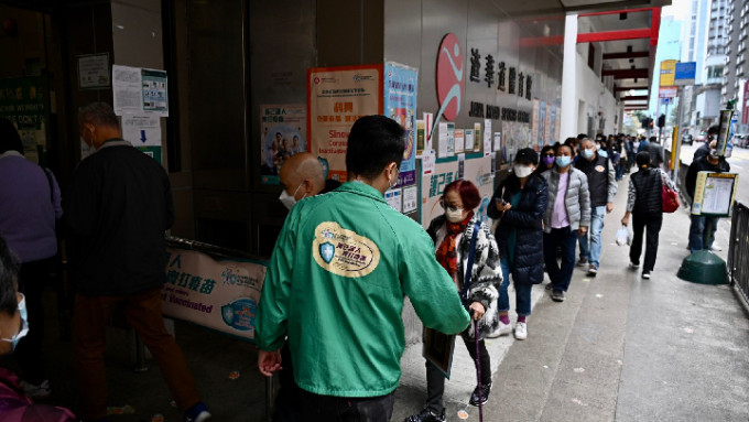 近日本港的社区疫苗接种中心外经常大排长龙。