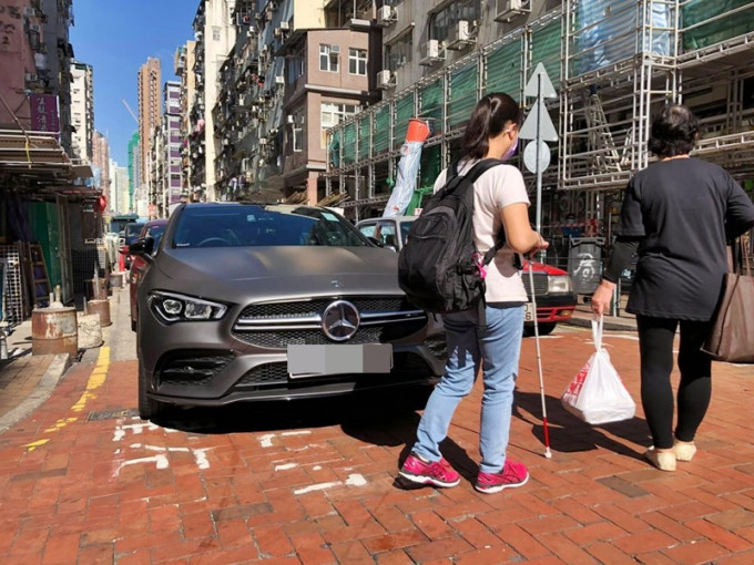 网民批评，有自私司机违泊于行人过路处，阻挡视障人士的去路。Facebook「- KEVIN CHENG PHOTOGRAPHY-」图片